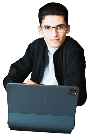 Thales confiante olhando para a camera