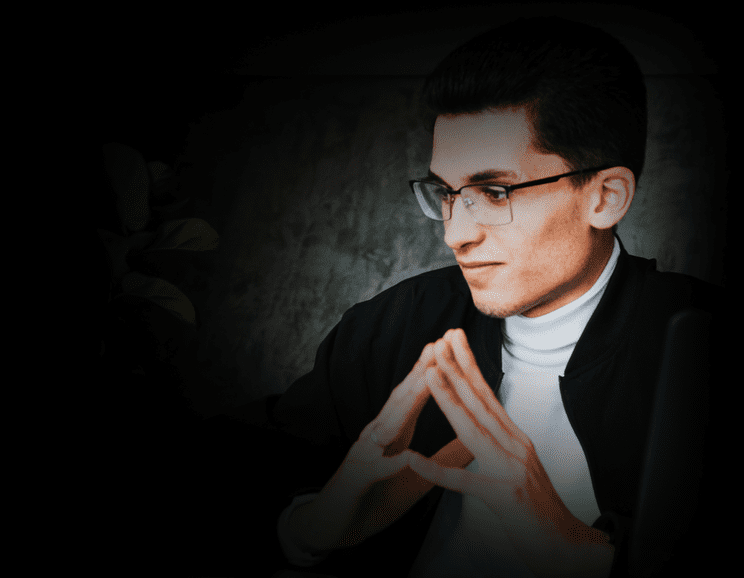 Thales concentrado olhando para o painel